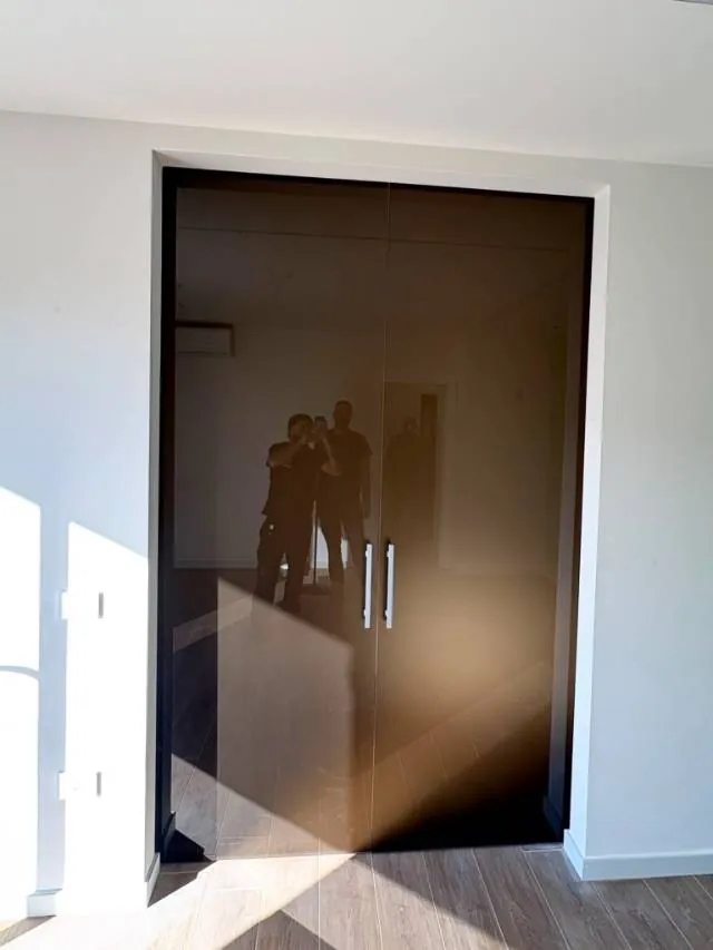 Porte in vetro bronzato su misura con maniglie in acciaio